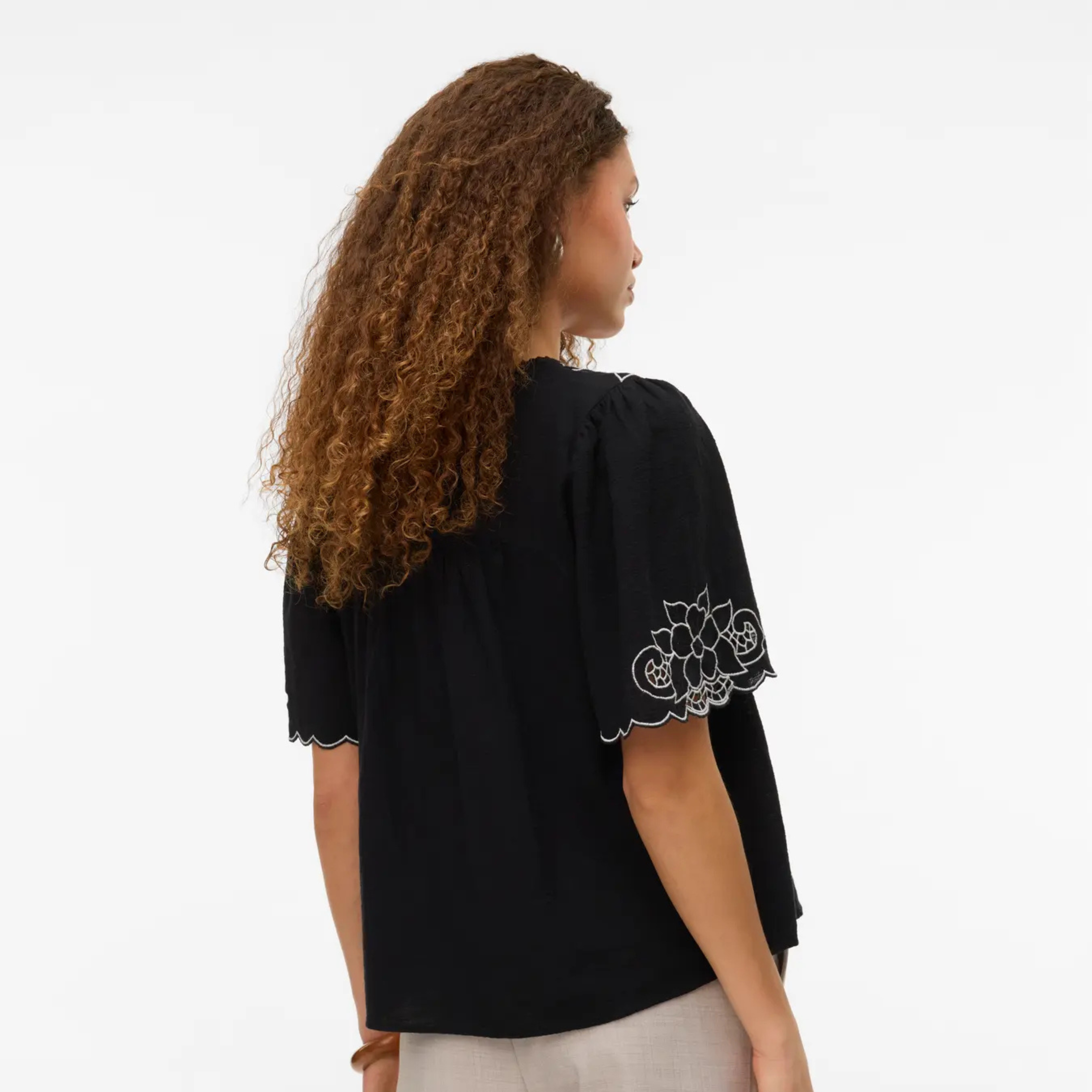 VERO MODA - BLUSE - BRIDGET 10326544 - BLACK/CLOUD DANCER EMBROIDERY