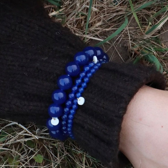 SOÏ - KRYSTAL ARMBÅND - LAPIS LAZULI 4 MM.