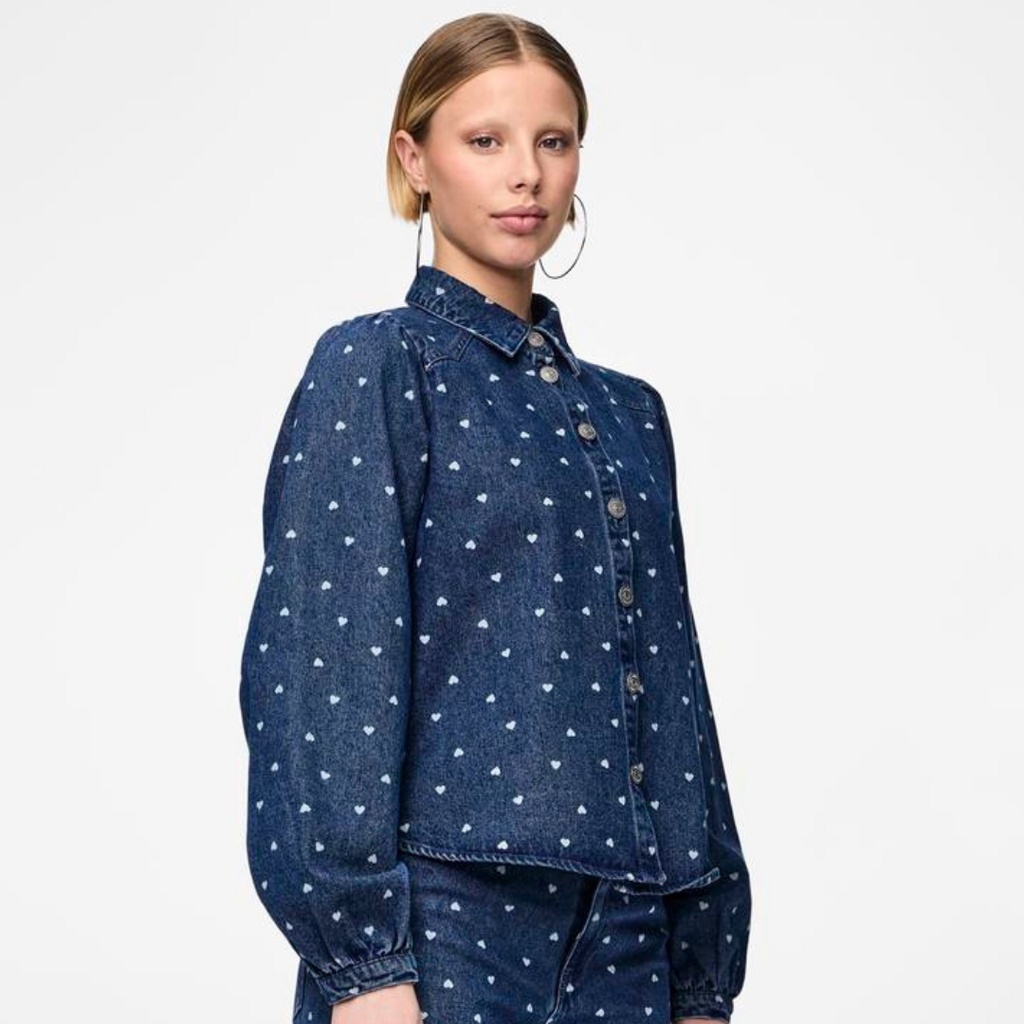 PIECES - DENIMSKJORTE - NEA 17151579 - MEDIUM BLUE DENIM/HEARTS