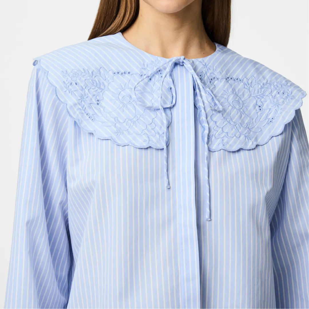 PIECES - SKJORTE - FETINA COLLAR 17161479 - CASHMERE BLUE STRIPES